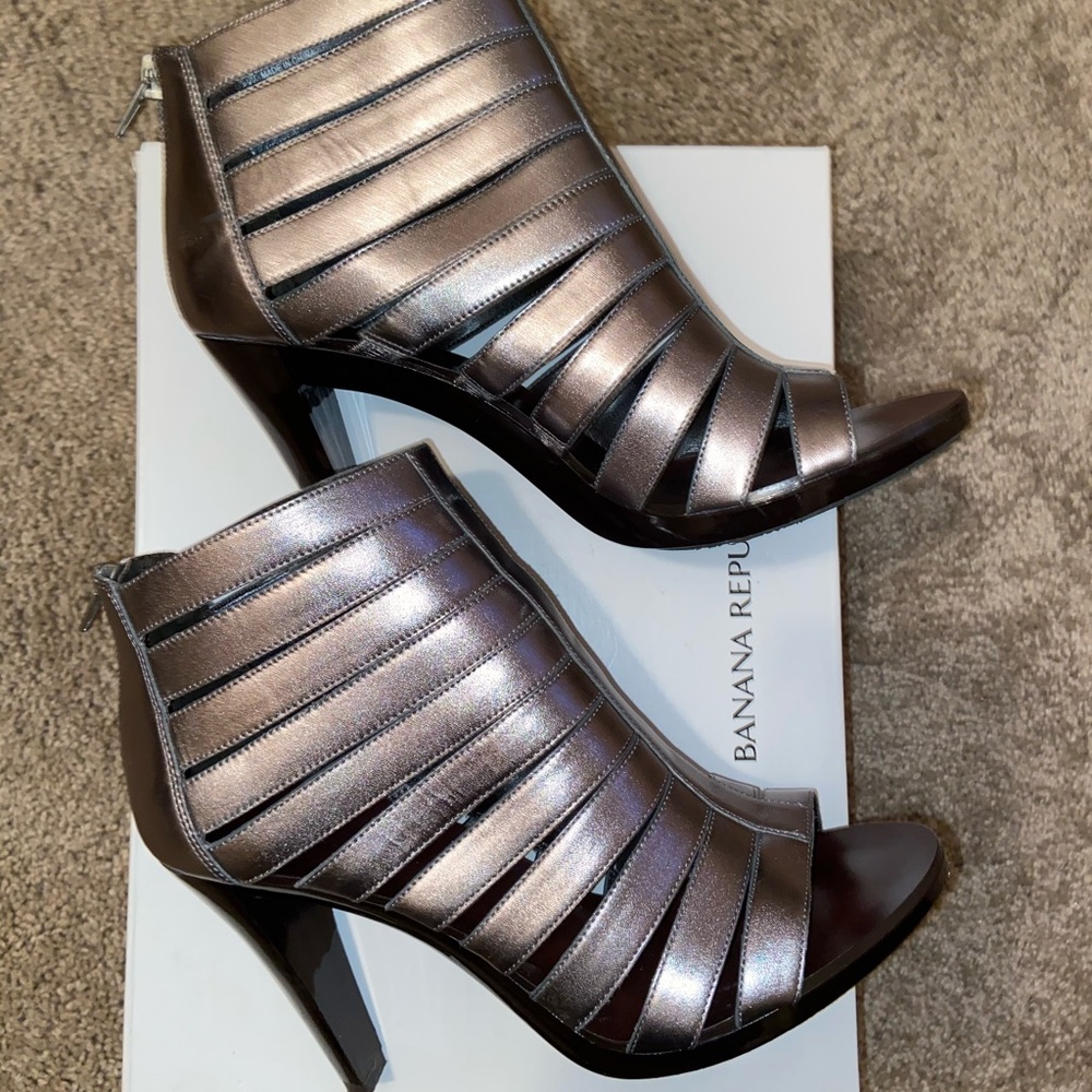 Banana Republic women pewter heels 7.5M